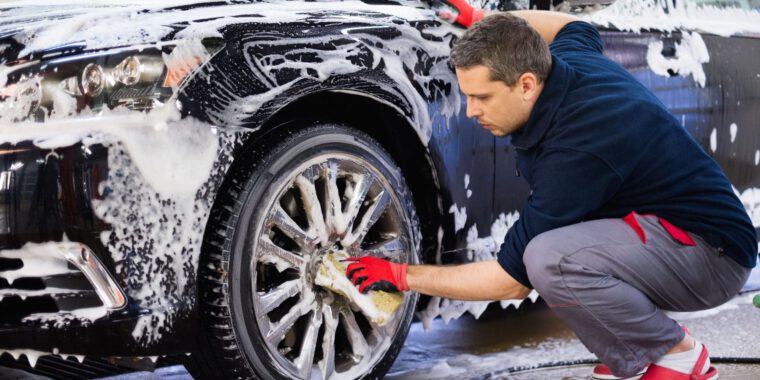 mycie samochodu dzięki wyposażenie myjni samochodowej